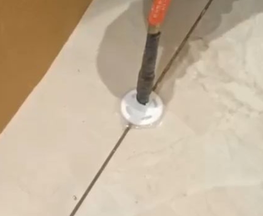 新余市瓷砖空鼓维修公司专业解答瓷砖在铺贴过程中，如果没有涂抹均匀到位的粘结材料（如水泥砂浆或瓷砖胶），可能会导致以下问题
