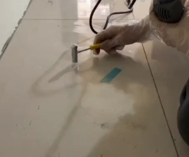 新余市瓷砖开裂维修公司专业分享瓷砖在铺贴前如果没有沥干水分，将会导致以下问题