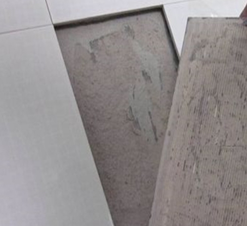新余市瓷砖空鼓维修公司分享瓷砖铺贴时如果打浆（即涂抹在瓷砖背面和基层上的砂浆或瓷砖胶）过少，会带来以下问题